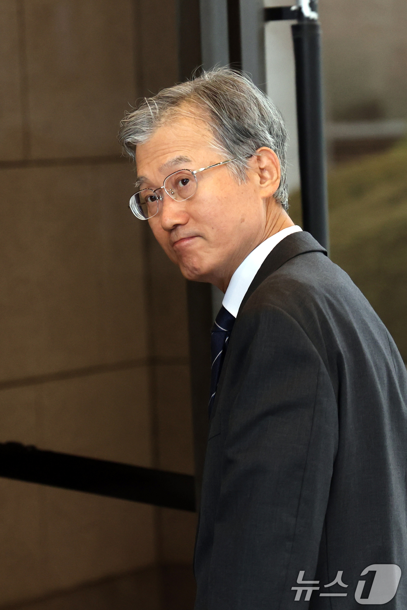 (서울=뉴스1) 황기선 기자 = 조희대 대법원장이 24일 오전 서울 서초구 대법원으로 출근하고 있다. 2026.2.24/뉴스1