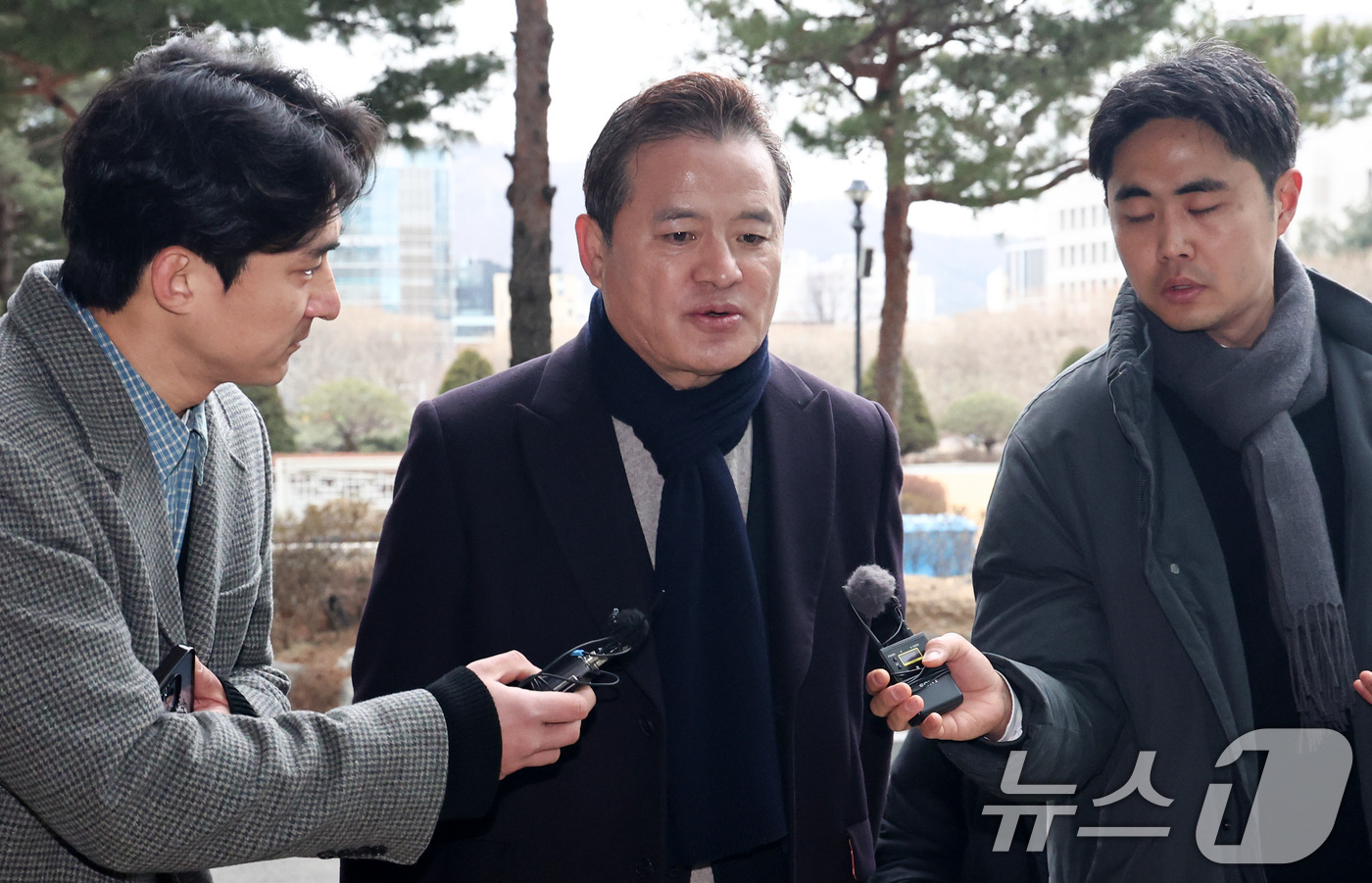 (서울=뉴스1) 최지환 기자 = 임종성 전 더불어민주당 의원이 24일 오전 서울 서초구 서울고등법원에 마련된 정교유착 검경 합동수사본부에 출석하며 취재진 질문에 답변하고 있다. 2 …