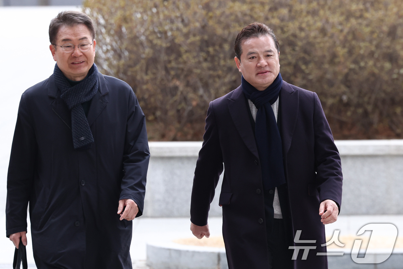 (서울=뉴스1) 최지환 기자 = 임종성 전 더불어민주당 의원(오른쪽)이 24일 오전 서울 서초구 서울고등법원에 마련된 정교유착 검경 합동수사본부에 조사를 위해 출석하고 있다. 20 …