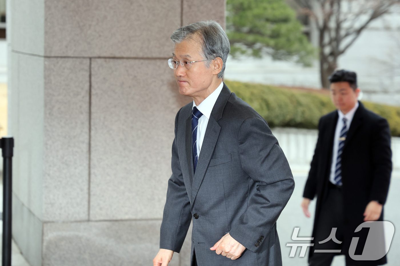 (서울=뉴스1) 황기선 기자 = 조희대 대법원장이 24일 오전 서울 서초구 대법원으로 출근하고 있다. 2026.2.24/뉴스1