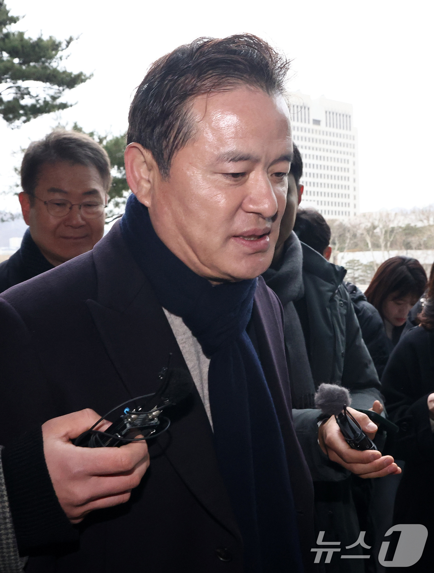 (서울=뉴스1) 최지환 기자 = 임종성 전 더불어민주당 의원이 24일 오전 서울 서초구 서울고등법원에 마련된 정교유착 검경 합동수사본부에 출석하며 취재진 질문에 답변하고 있다. 2 …