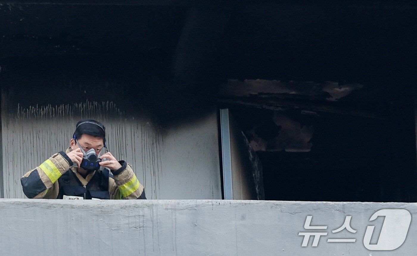 본문 이미지 - 24일 오전 서울 강남구 은마아파트에서 한 소방관이 방독면을 쓰고 있다. 2026.2.24 ⓒ 뉴스1 안은나 기자