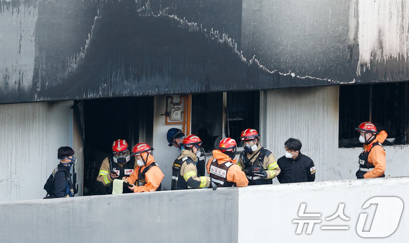 본문 이미지 - 24일 오전 서울 강남구 은마아파트에서 경찰, 소방 관계자들이 화재 원인 조사를 위해 합동 감식을 하고 있다. 2026.2.24 ⓒ 뉴스1 안은나 기자