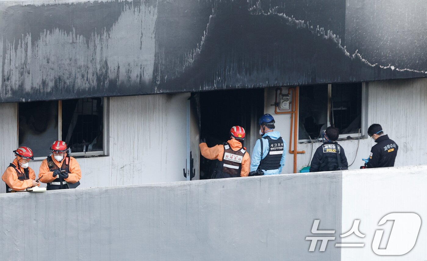 본문 이미지 - 24일 오전 서울 강남구 은마아파트에서 경찰, 소방 관계자들이 화재 원인 조사를 위해 합동 감식을 하고 있다. 소방당국에 따르면 이날 오전 6시 18분쯤 발생한 화재로 10대 여성 1명이 숨지고 3명이 다쳤다. 2026.2.24 ⓒ 뉴스1 안은나 기자
