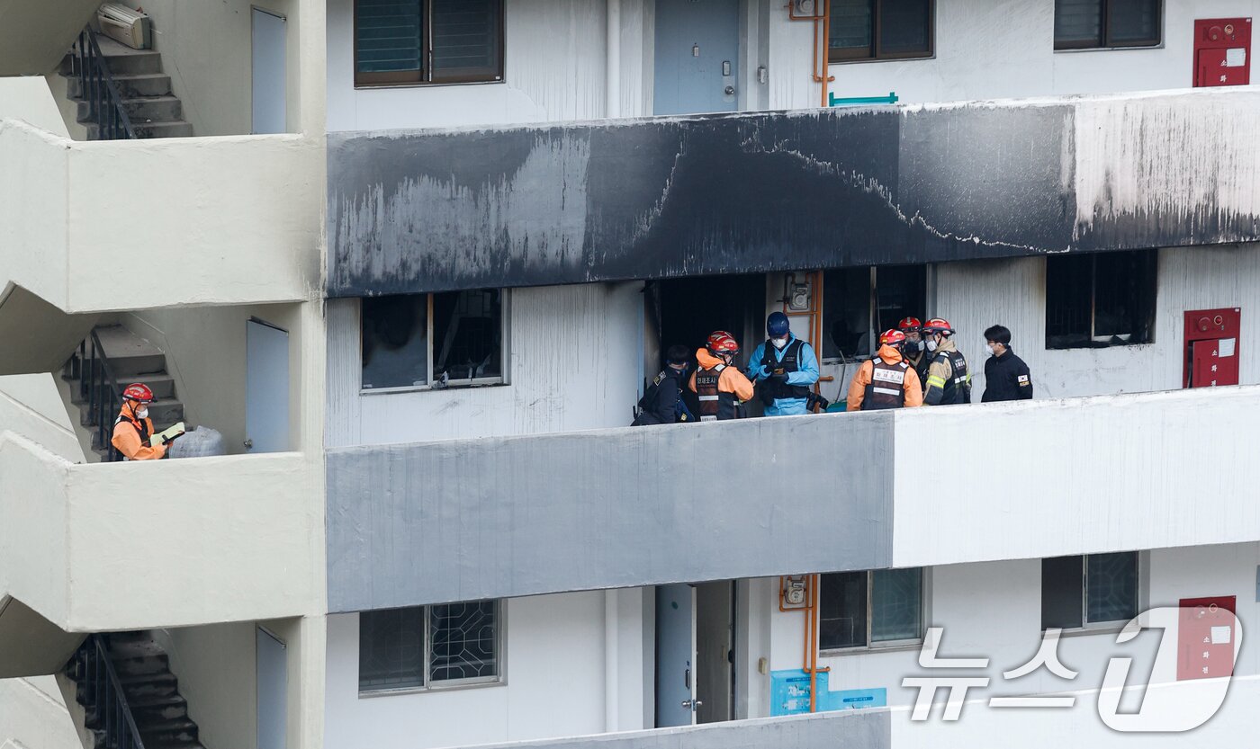 본문 이미지 - 24일 오전 서울 강남구 은마아파트에서 경찰, 소방 관계자들이 화재 원인 조사를 위해 합동 감식을 하고 있다. 2026.2.24 ⓒ 뉴스1 안은나 기자