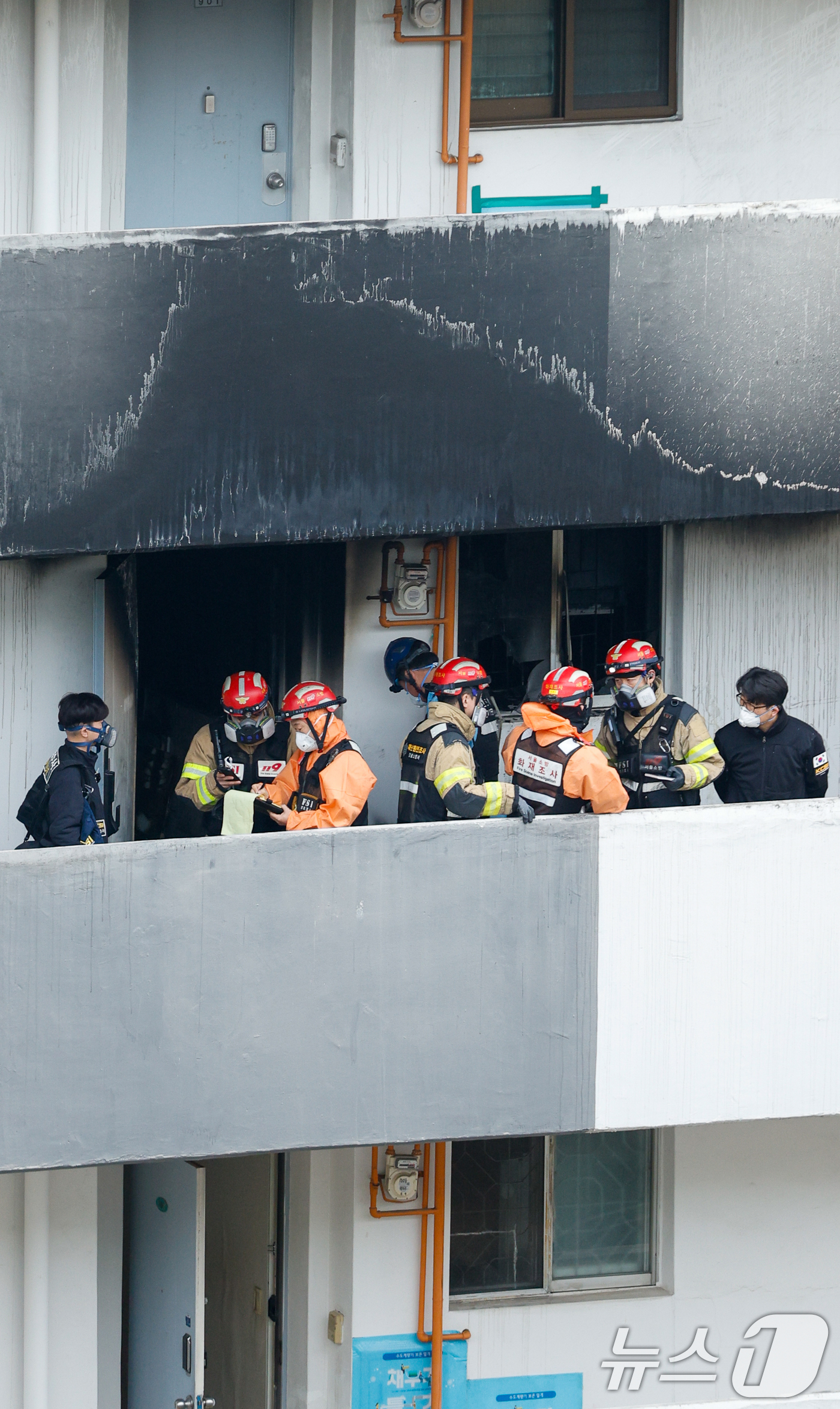 (서울=뉴스1) 안은나 기자 = 24일 오전 서울 강남구 은마아파트에서 경찰, 소방 관계자들이 화재 원인 조사를 위해 합동 감식을 하고 있다.소방당국에 따르면 이날 오전 6시 18 …