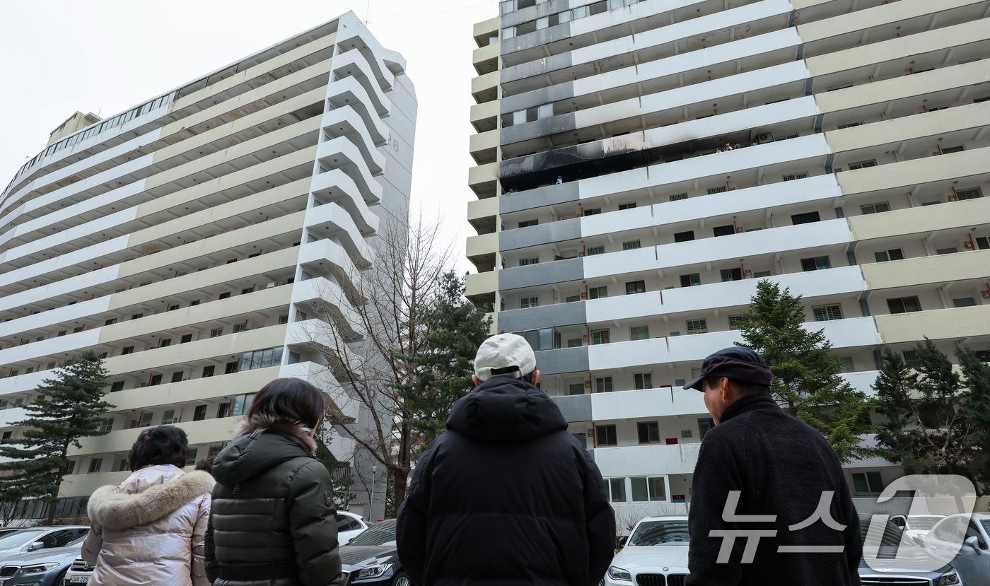 (서울=뉴스1) 안은나 기자 = 24일 오전 서울 강남구 은마아파트에서 주민들이 화재 현장 합동감식을 보고 있다.소방당국에 따르면 이날 오전 6시 18분쯤 발생한 화재로 10대 여 …