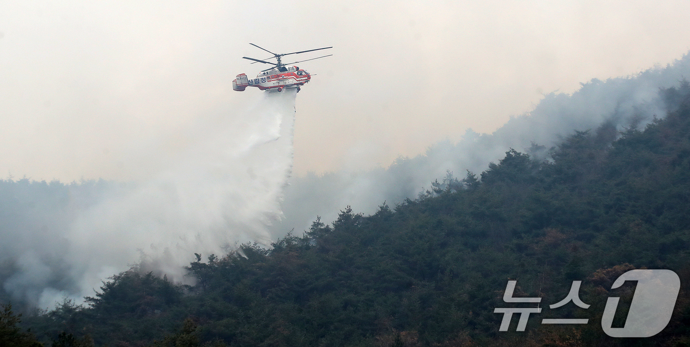 (밀양=뉴스1) 윤일지 기자 = 경남 밀양 산불 이틀째인 24일 오전 삼랑진읍 검세리 산불 현장에서 산불진화 헬기가 진화 작업을 벌이고 있다. 2026.2.24/뉴스1