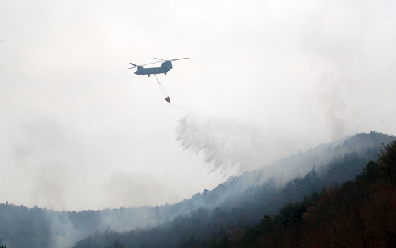 밀양 산불 진화하는 육군 치누크 헬기