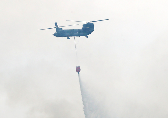 공중 지원하는 육군 치누크 헬기