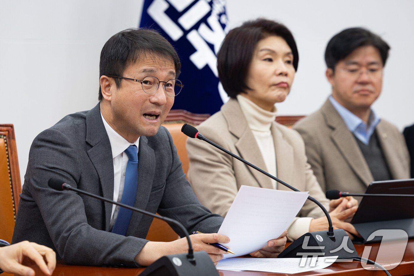 본문 이미지 - 한병도 더불어민주당 원내대표가 24일 서울 여의도 국회에서 열린 원내대책회의에서 모두 발언을 하고 있다. 2026.2.24 ⓒ 뉴스1 유승관 기자