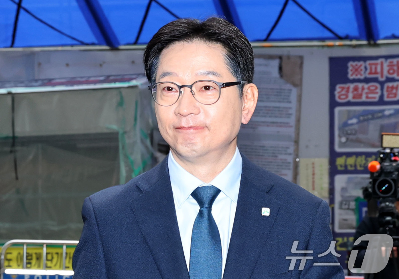 (서울=뉴스1) 이광호 기자 = 6.3전국동시지방선거 경남도지사에 도전하는 김경수 대통령직속 지방시대위원장이 24일 오전 광역단체장 후보자 면접을 위해 서울 여의도 더불어민주당 중 …