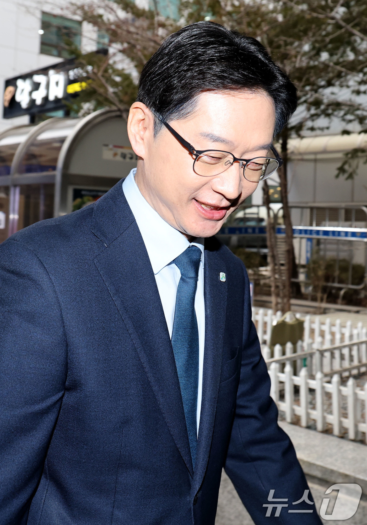 (서울=뉴스1) 이광호 기자 = 6.3전국동시지방선거 경남도지사에 도전하는 김경수 대통령직속 지방시대위원장이 24일 오전 광역단체장 후보자 면접을 위해 서울 여의도 더불어민주당 중 …