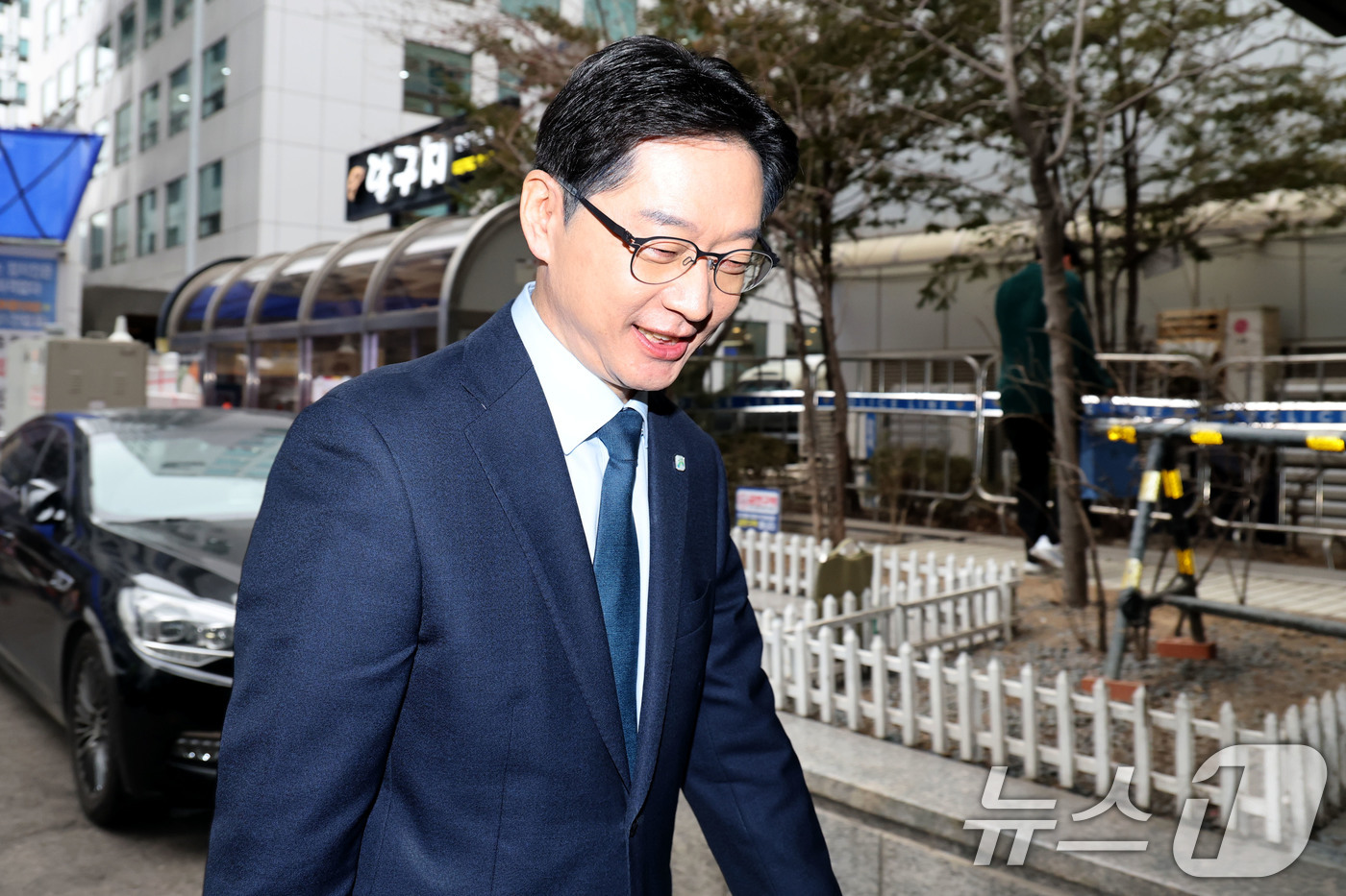 (서울=뉴스1) 이광호 기자 = 6.3전국동시지방선거 경남도지사에 도전하는 김경수 대통령직속 지방시대위원장이 24일 오전 광역단체장 후보자 면접을 위해 서울 여의도 더불어민주당 중 …