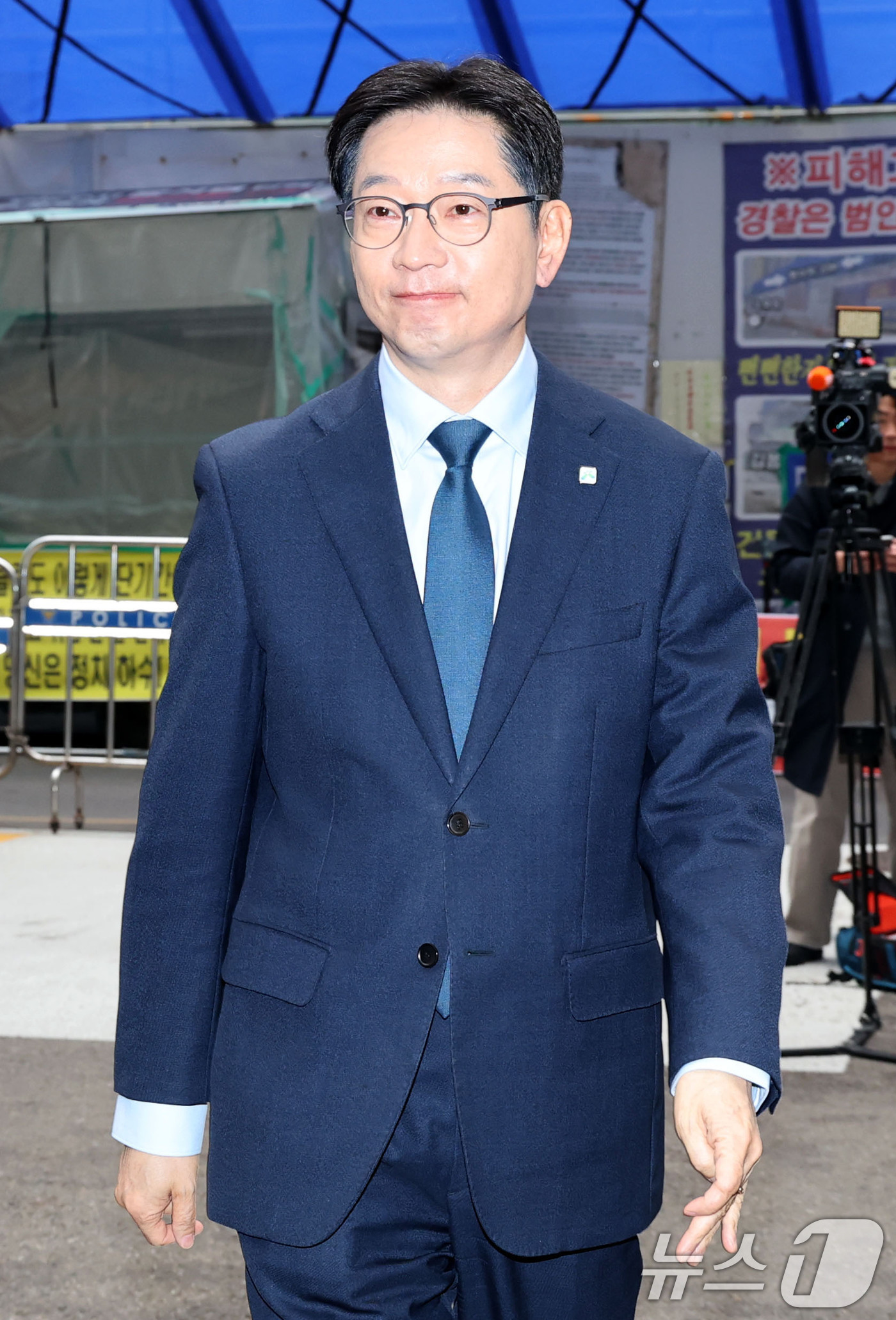 (서울=뉴스1) 이광호 기자 = 6.3전국동시지방선거 경남도지사에 도전하는 김경수 대통령직속 지방시대위원장이 24일 오전 광역단체장 후보자 면접을 위해 서울 여의도 더불어민주당 중 …