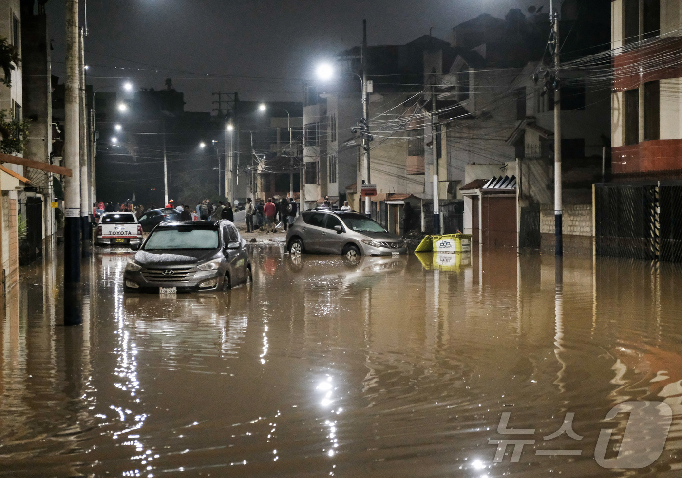(아레키파 로이터=뉴스1) 윤다정 기자 = 19일(현지시간) 폭우가 휩쓸고 지나간 페루 아레키파 지역의 한 마을 거리에 차량들이 고립돼 있다. 2026.02.19.ⓒ 로이터=뉴스1 …