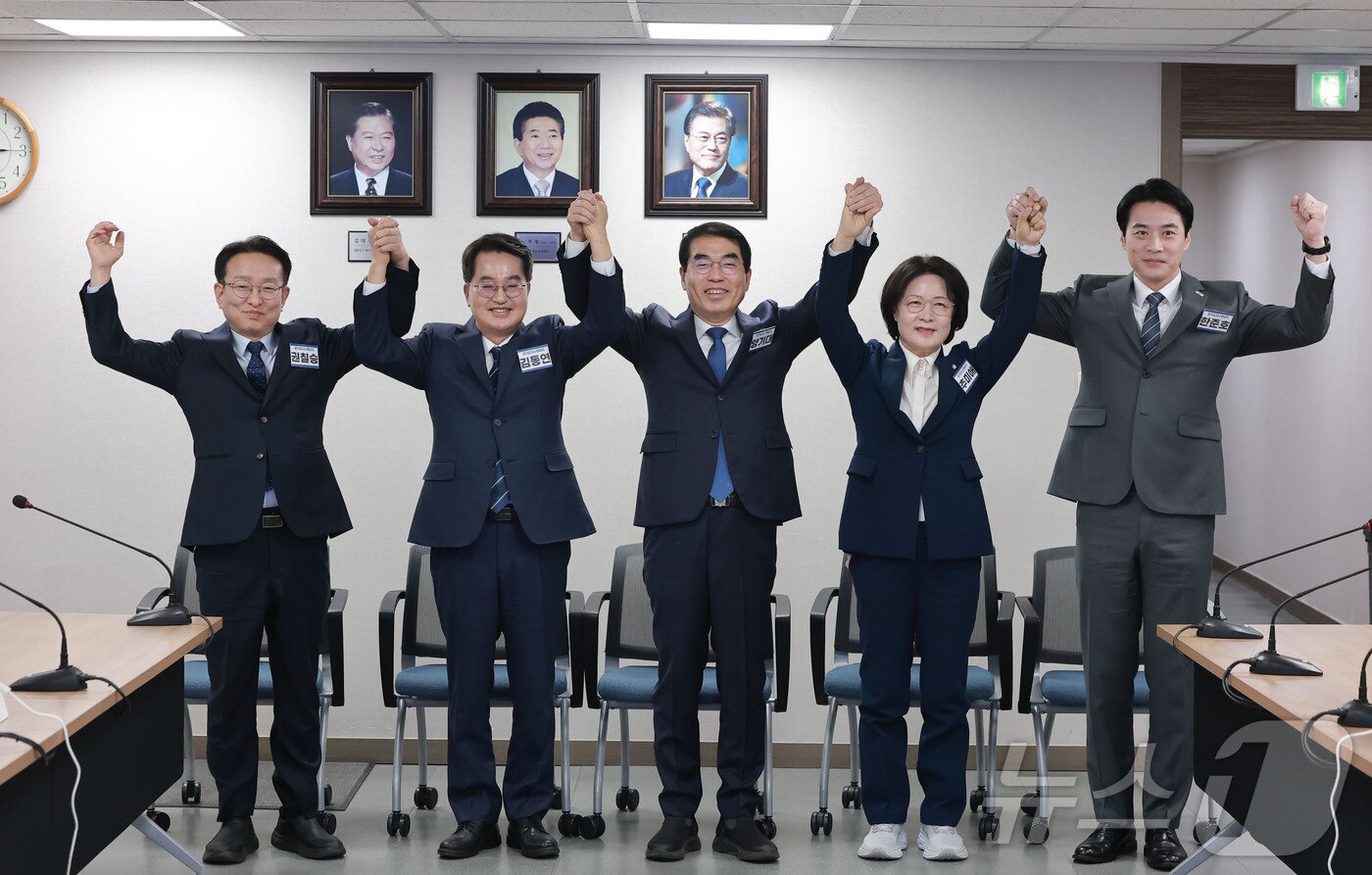 본문 이미지 - 6·3 지방선거 경기도지사에 도전하는 더불어민주당 예비후보들. 왼쪽부터 권칠승 더불어민주당 의원, 김동연 경기도지사, 양기대 전 더불어민주당 의원, 추미애·한준호 더불어민주당 의원. (공동취재) 2026.2.24 ⓒ 뉴스1 이광호 기자