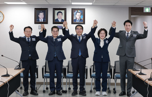 기념촬영하는 민주당 예비후보들