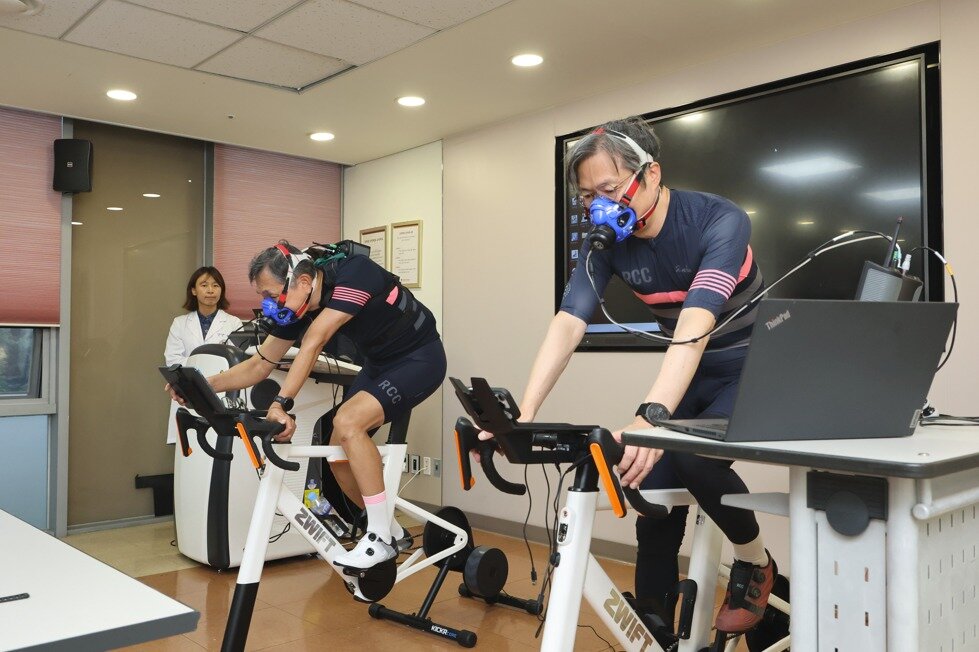 본문 이미지 - 2025년 10월 13일 고려대학교 의과대학에서 열린 'Frailty Zero' 연구과제 Kick-off meeting 에서 대사측정 시연. (K-헬스미래추진단 제공) 