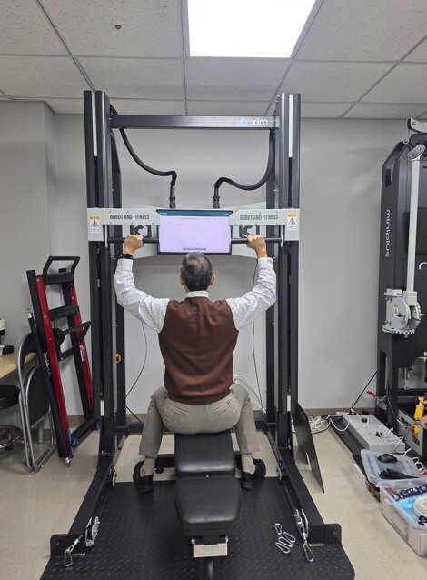 본문 이미지 - 공동연구기관인 론픽의 XIM을 활용한 노인 대상 근력측정 (1RM) 장면. (K-헬스미래추진단 제공)