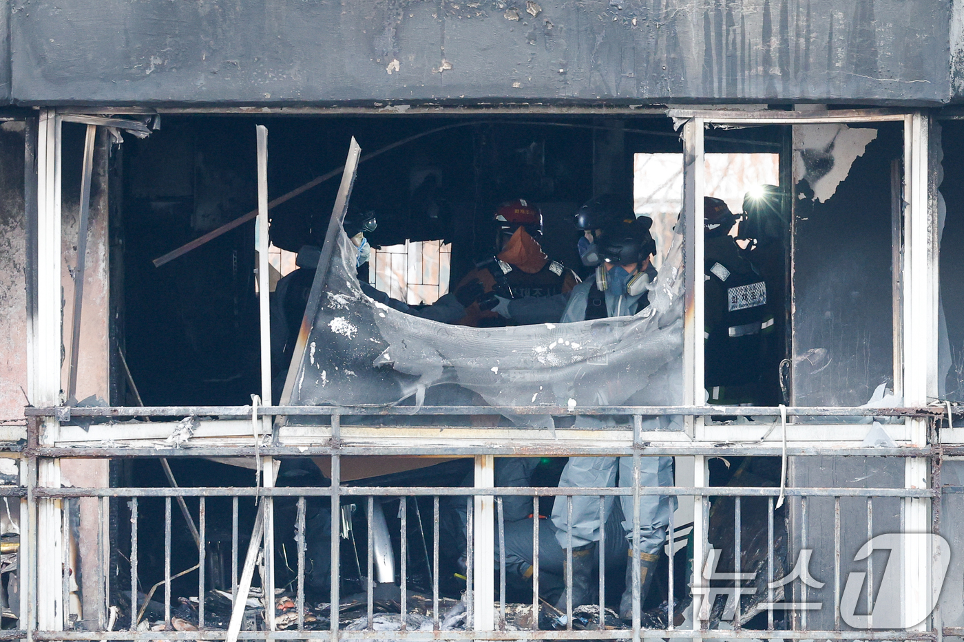 (서울=뉴스1) 안은나 기자 = 24일 오전 서울 강남구 은마아파트에서 경찰, 소방 관계자들이 화재 원인 조사를 위해 합동 감식을 하고 있다.소방당국에 따르면 이날 오전 6시 18 …