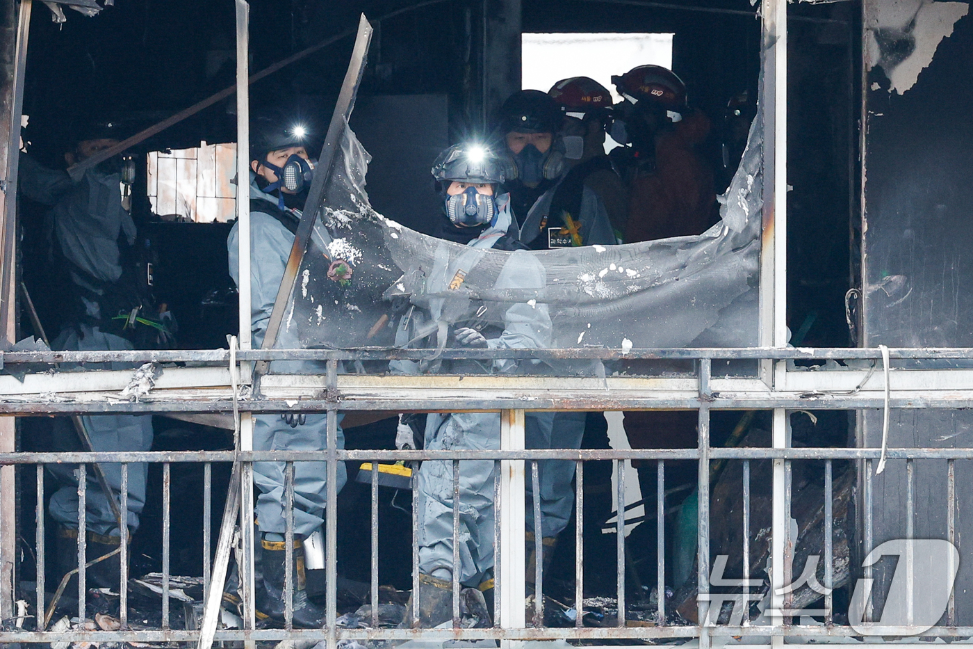 (서울=뉴스1) 안은나 기자 = 24일 오전 서울 강남구 은마아파트에서 경찰, 소방 관계자들이 화재 원인 조사를 위해 합동 감식을 하고 있다.소방당국에 따르면 이날 오전 6시 18 …