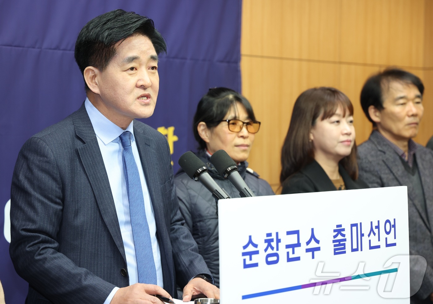 (전주=뉴스1) 유경석 기자 = 임종철 전 농협손해보험 부사장이 24일 전북 전주시 전북특별자치도의회에서 기자회견을 열고 순창군수 출마 선언을 하고 있다. 2026.2.24/뉴스1 …