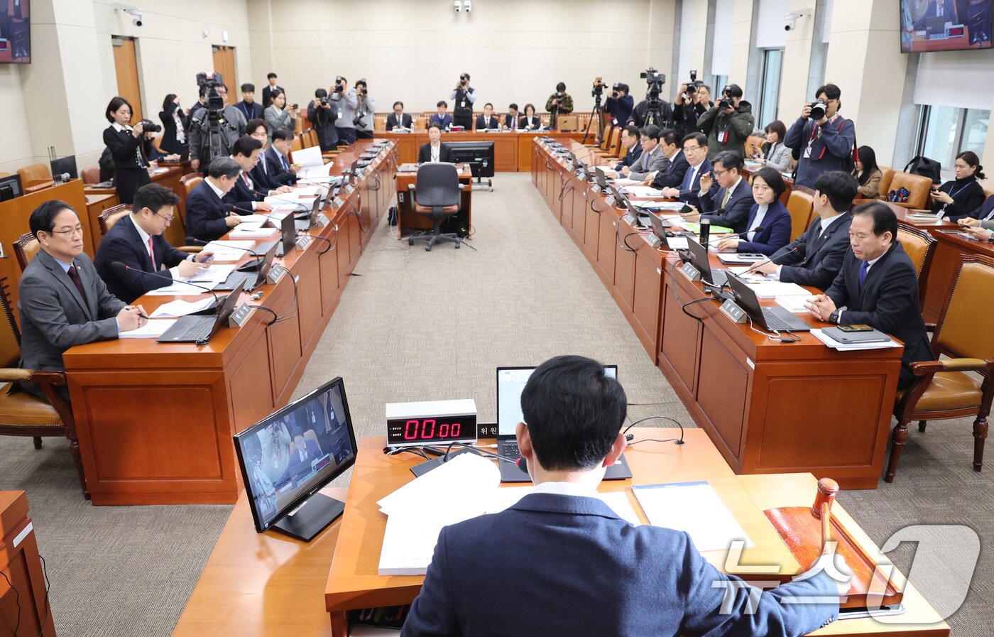 본문 이미지 - 김상훈 대미투자특별위원회 위원장이 지난달 24일 서울 여의도 국회에서 열린 대미투자특별법 처리를 위한 특별위원회에서 안건을 상정하고 있다. 2026.2.24 ⓒ 뉴스1 신웅수 기자