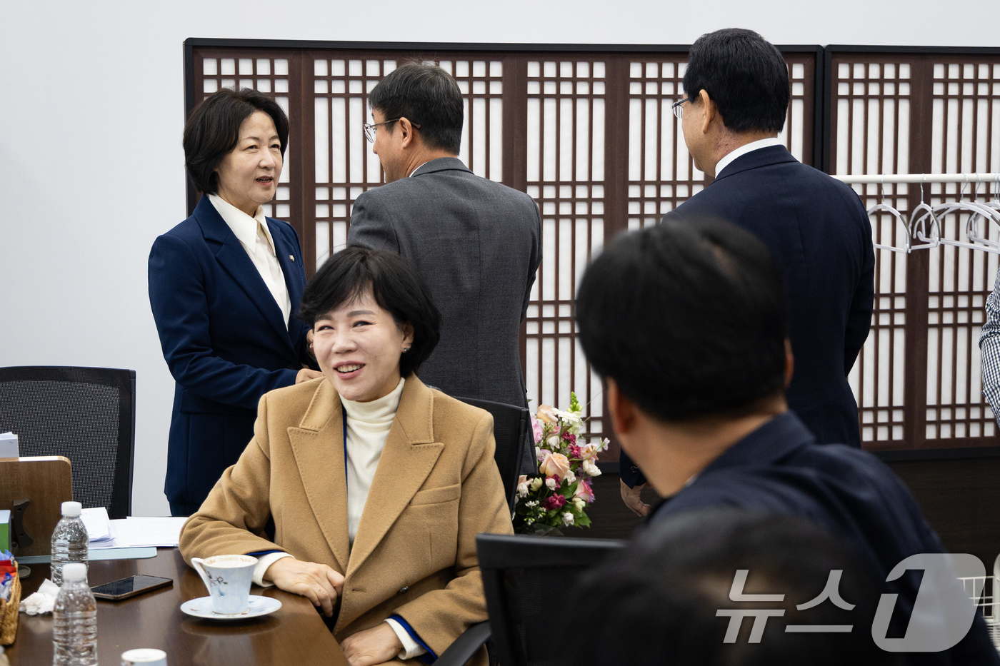 (서울=뉴스1) 유승관 기자 = 추미애 국회 법제사법위원장과 한병도 더불어민주당 원내대표가 24일 서울 여의도 국회 법사위원장실에서 대화를 나누고 있다. 2026.2.24/뉴스1