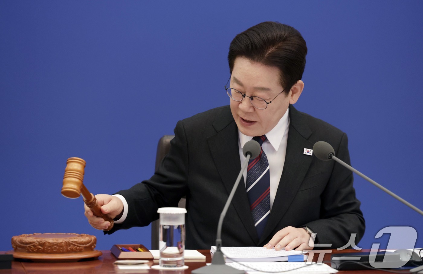 (서울=뉴스1) 허경 기자 = 이재명 대통령이 24일 청와대에서 열린 국무회의에서 의사봉을 두드리고 있다. 2026.2.24/뉴스1