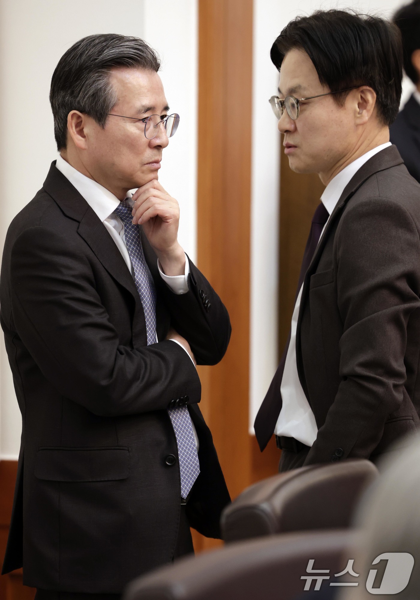 (서울=뉴스1) 허경 기자 = 김용범 정책실장(왼쪽)과 김정관 산업통상부 장관이 24일 청와대에서 열린 국무회의에서 대화를 하고 있다. 2026.2.24/뉴스1