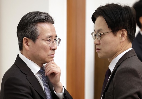 대화하는 김용범 정책실장·김정관 장관