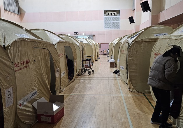 "몸만 나왔다"…뜬눈으로 밤 지새운 밀양 산불 대피소