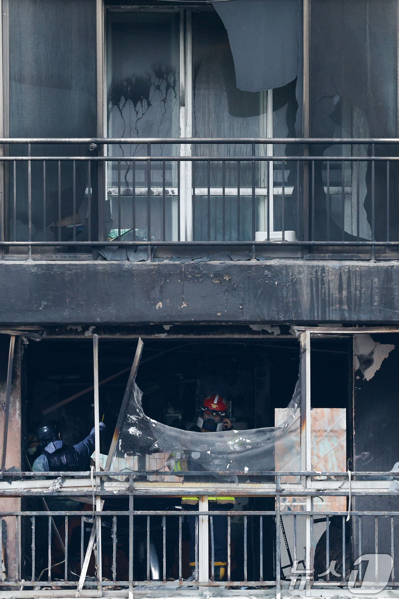 (서울=뉴스1) 안은나 기자 = 24일 오전 서울 강남구 은마아파트에서 경찰, 소방 관계자들이 화재 원인 조사를 위해 합동 감식을 하고 있다.소방당국에 따르면 이날 오전 6시 18 …