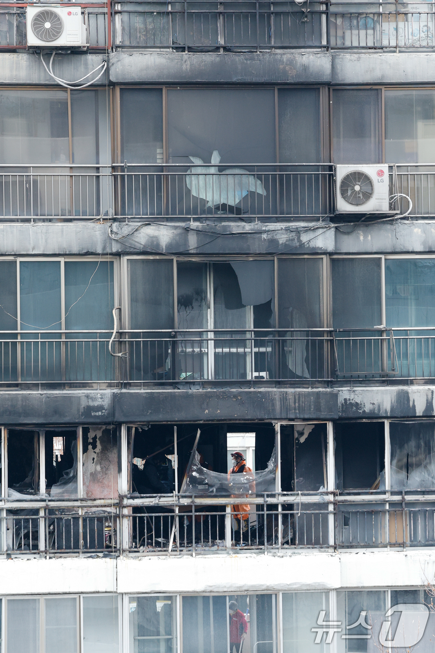 (서울=뉴스1) 안은나 기자 = 24일 오전 서울 강남구 은마아파트에서 경찰, 소방 관계자들이 화재 원인 조사를 위해 합동 감식을 하고 있다.소방당국에 따르면 이날 오전 6시 18 …