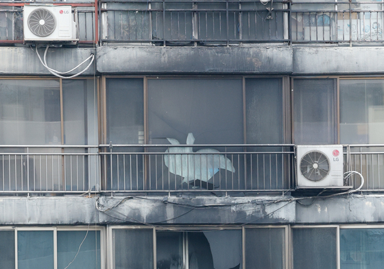 윗집 유리창도 산산조각