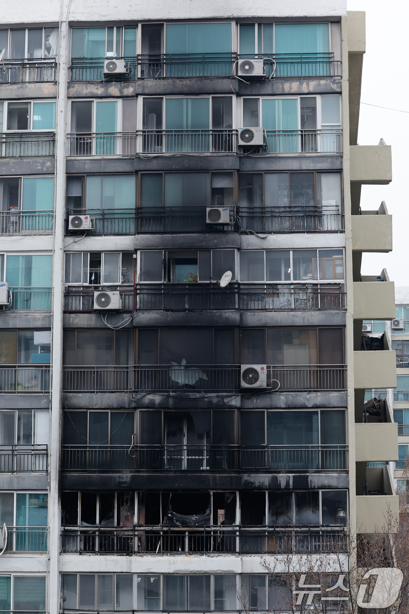 (서울=뉴스1) 안은나 기자 = 24일 오전 서울 강남구 은마아파트에서 경찰, 소방 관계자들이 화재 원인 조사를 위해 합동 감식을 하고 있다.소방당국에 따르면 이날 오전 6시 18 …