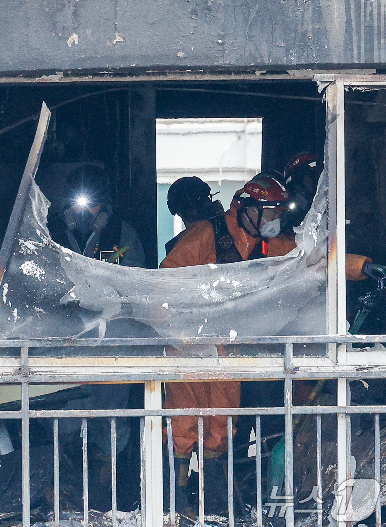 (서울=뉴스1) 안은나 기자 = 24일 오전 서울 강남구 은마아파트에서 경찰, 소방 관계자들이 화재 원인 조사를 위해 합동 감식을 하고 있다.소방당국에 따르면 이날 오전 6시 18 …