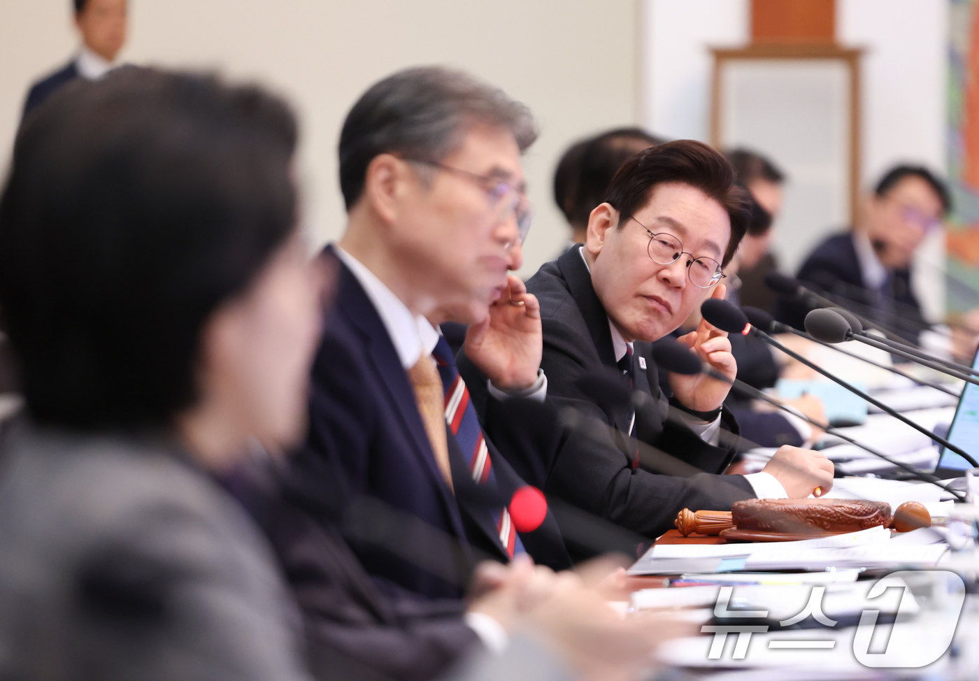 (서울=뉴스1) 허경 기자 = 이재명 대통령이 24일 청와대에서 열린 국무회의에서 원민경 성평등가족부 장관의 발언을 듣고 있다. 2026.2.24/뉴스1