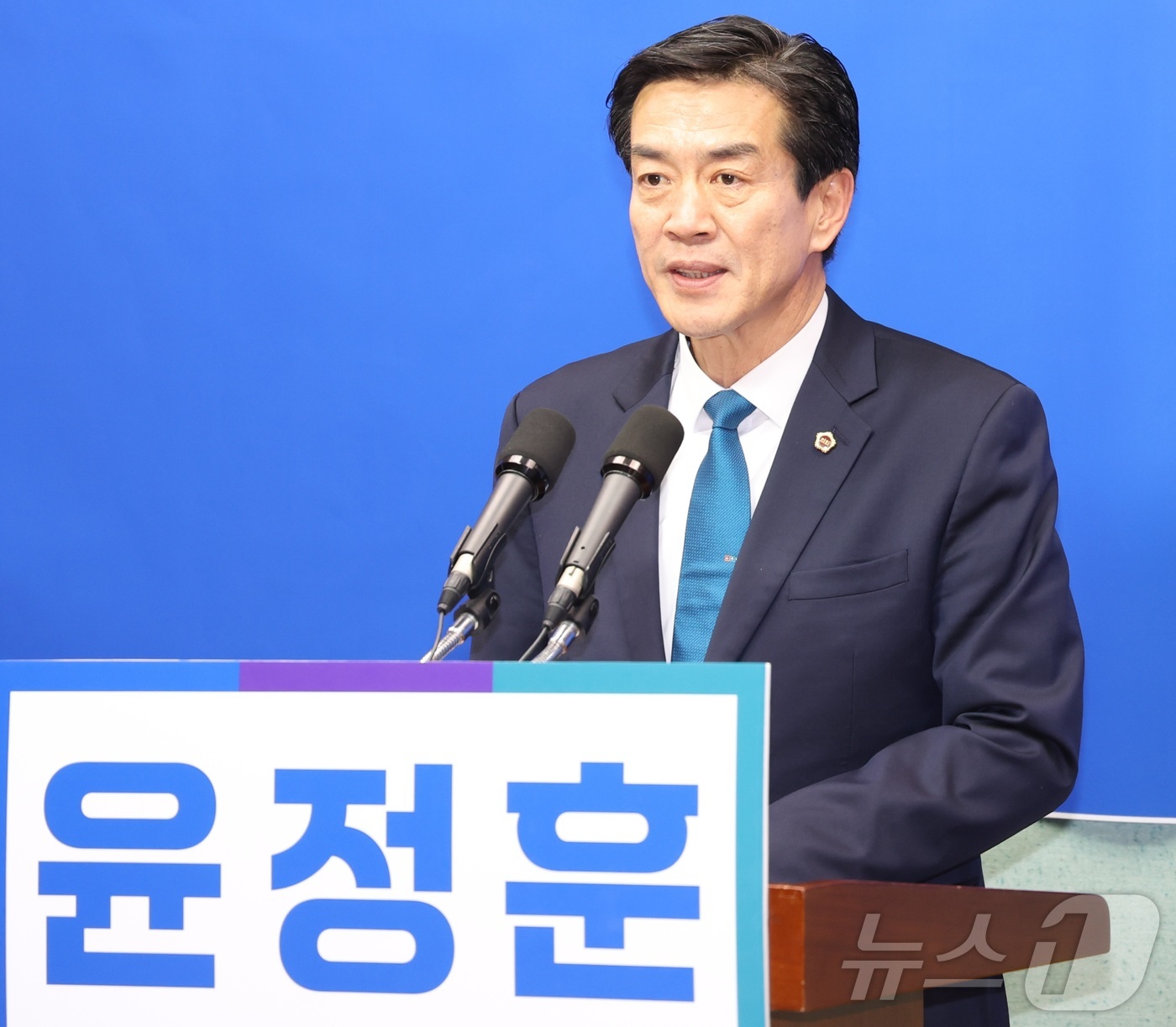 (전주=뉴스1) 유경석 기자 = 윤정훈 전북도의원이 24일 전북 전주시 전북특별자치도의회에서 기자회견을 열고 무주군수 출마 선언을 하고 있다. 2026.2.24/뉴스1