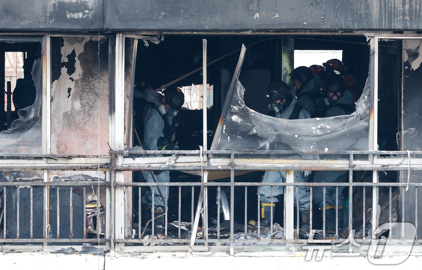 (서울=뉴스1) 안은나 기자 = 24일 오전 서울 강남구 은마아파트에서 경찰, 소방 관계자들이 화재 원인 조사를 위해 합동 감식을 하고 있다.소방당국에 따르면 이날 오전 6시 18 …