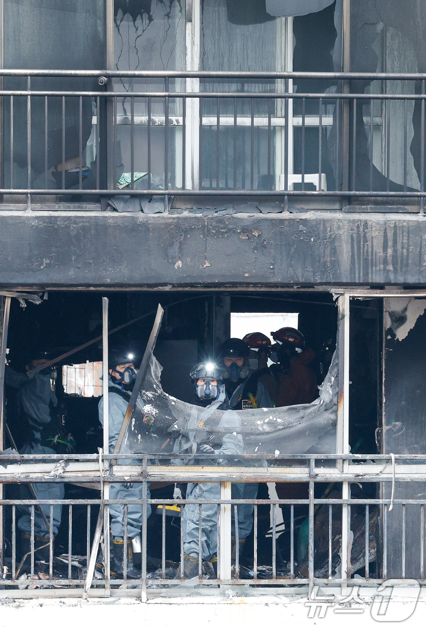 (서울=뉴스1) 안은나 기자 = 24일 오전 서울 강남구 은마아파트에서 경찰, 소방 관계자들이 화재 원인 조사를 위해 합동 감식을 하고 있다.소방당국에 따르면 이날 오전 6시 18 …