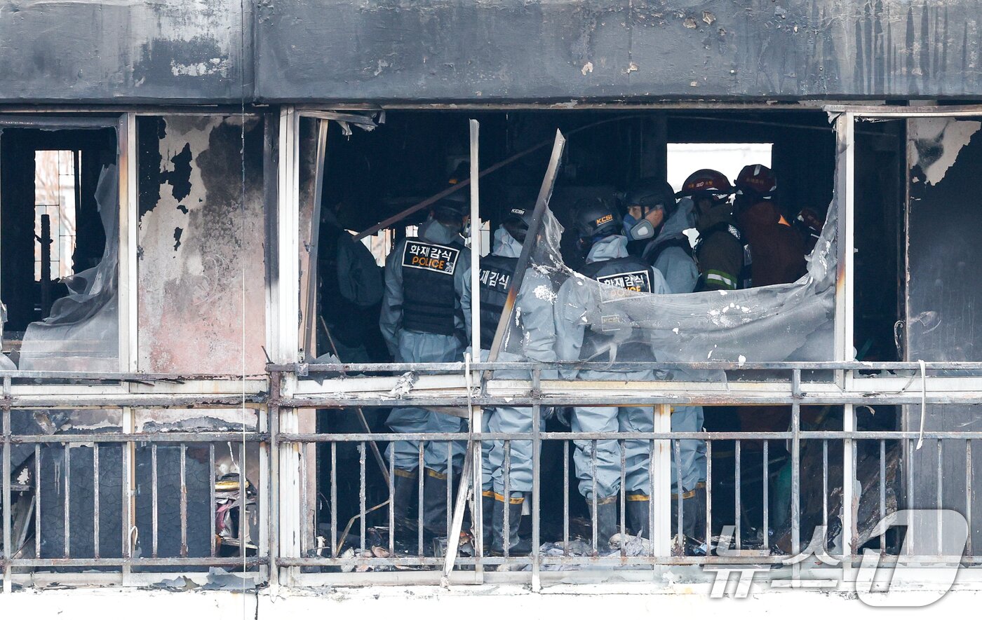 본문 이미지 - 서울 강남구 은마아파트에서 2월 24일 경찰, 소방 관계자들이 화재 원인 조사를 위해 합동 감식을 하고 있다. /뉴스1 ⓒ 뉴스1 안은나 기자