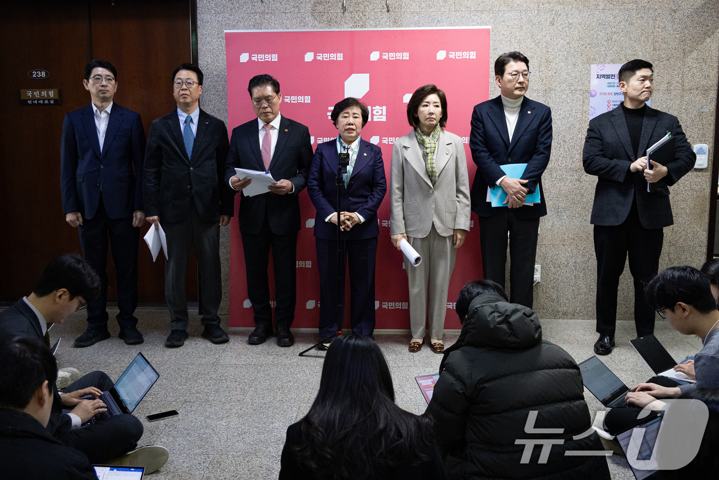 (서울=뉴스1) 유승관 기자 = 국회 법제사법위원회 국민의힘 위원들이 24일 서울 여의도 국회에서 법사위 상황 관련 기자회견을 하고 있다. 왼쪽부터 주진우, 곽규택, 송석준, 조배 …