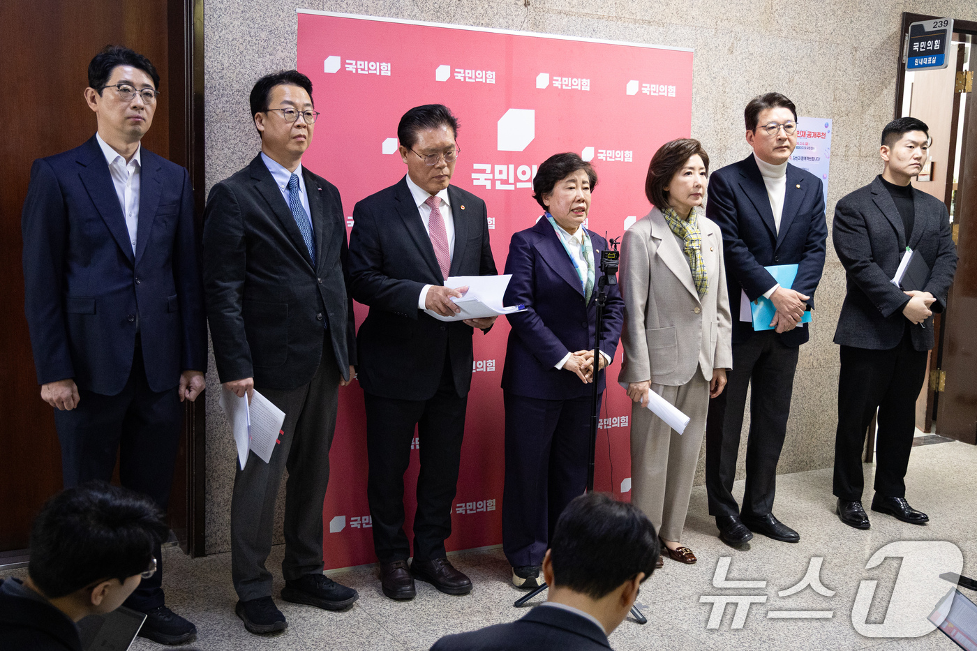 (서울=뉴스1) 유승관 기자 = 국회 법제사법위원회 국민의힘 위원들이 24일 서울 여의도 국회에서 법사위 상황 관련 기자회견을 하고 있다. 왼쪽부터 주진우, 곽규택, 송석준, 조배 …