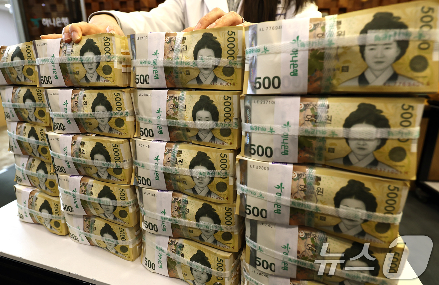 (서울=뉴스1) 구윤성 기자 = 지난달 원화의 실질 가치가 7개월 만에 반등한 것으로 나타난 가운데 24일 오전 서울 중구 하나은행 위변조대응센터에서 관계자가 원화 5만원권 지폐를 …
