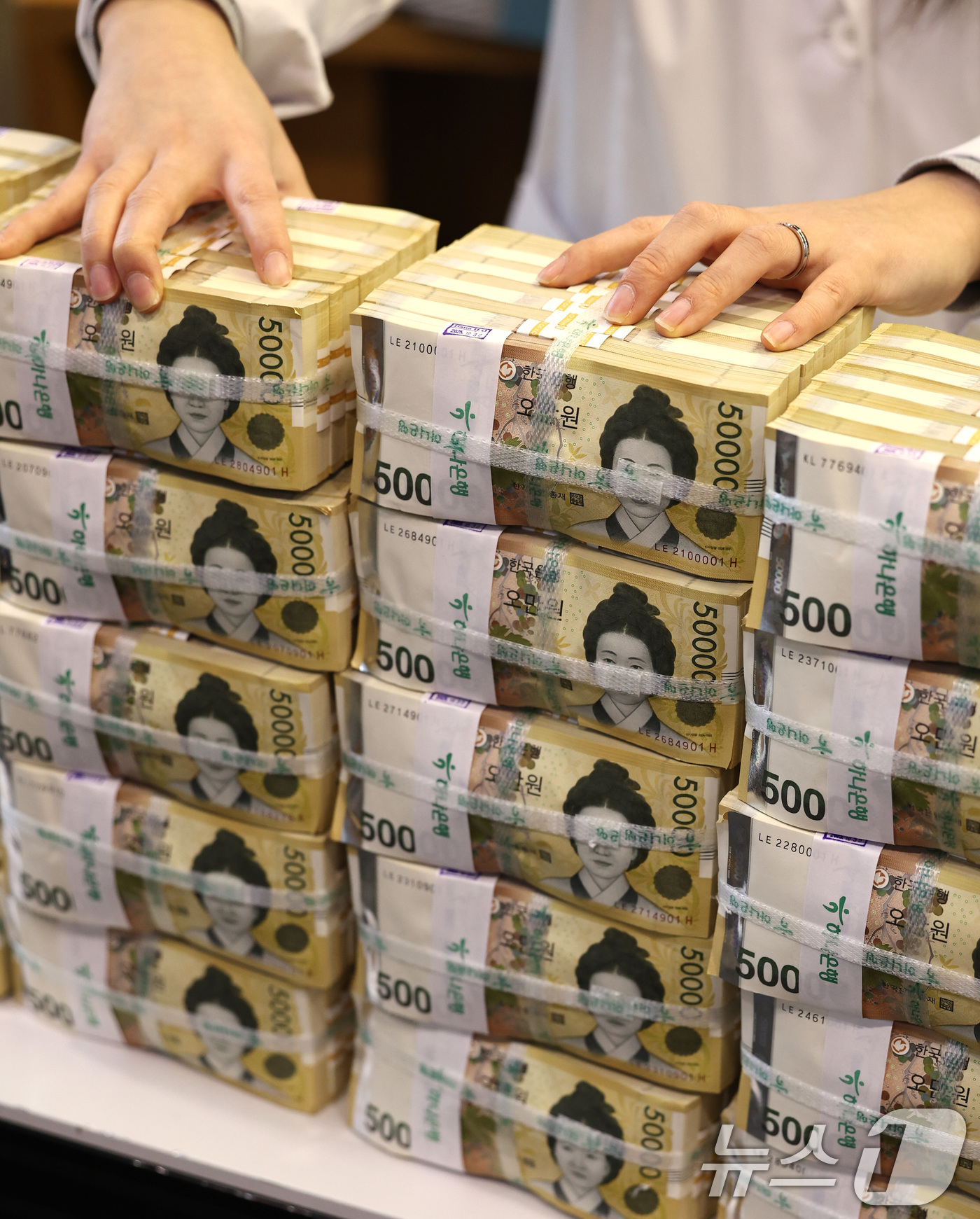 (서울=뉴스1) 구윤성 기자 = 지난달 원화의 실질 가치가 7개월 만에 반등한 것으로 나타난 가운데 24일 오전 서울 중구 하나은행 위변조대응센터에서 관계자가 원화 5만원권 지폐를 …