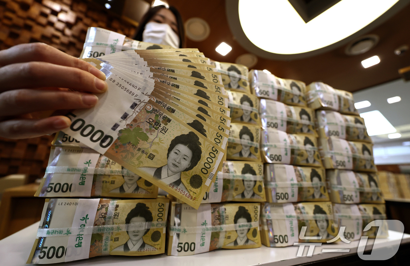 (서울=뉴스1) 구윤성 기자 = 지난달 원화의 실질 가치가 7개월 만에 반등한 것으로 나타난 가운데 24일 오전 서울 중구 하나은행 위변조대응센터에서 관계자가 원화 5만원권 지폐를 …