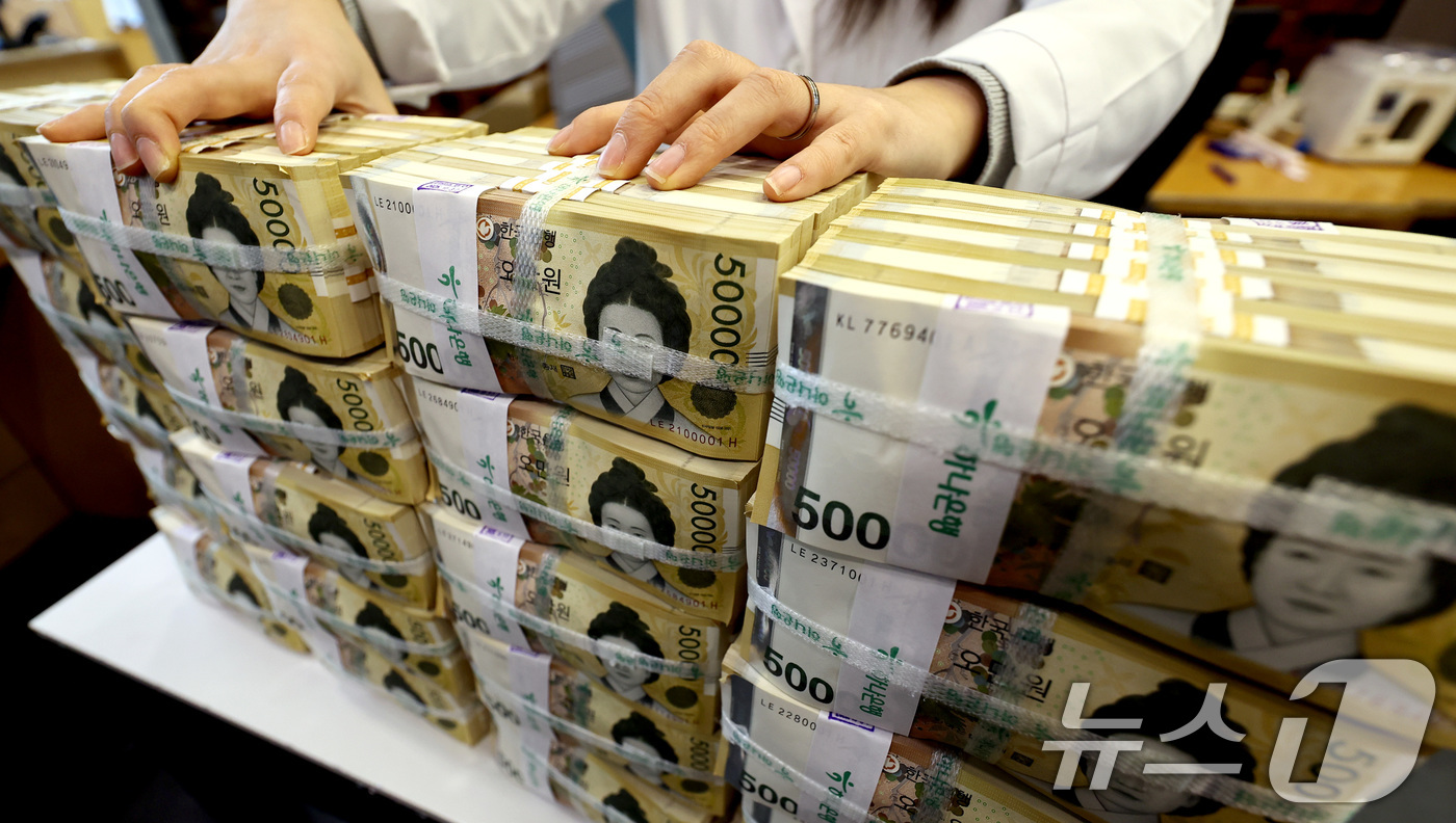 (서울=뉴스1) 구윤성 기자 = 지난달 원화의 실질 가치가 7개월 만에 반등한 것으로 나타난 가운데 24일 오전 서울 중구 하나은행 위변조대응센터에서 관계자가 원화 5만원권 지폐를 …