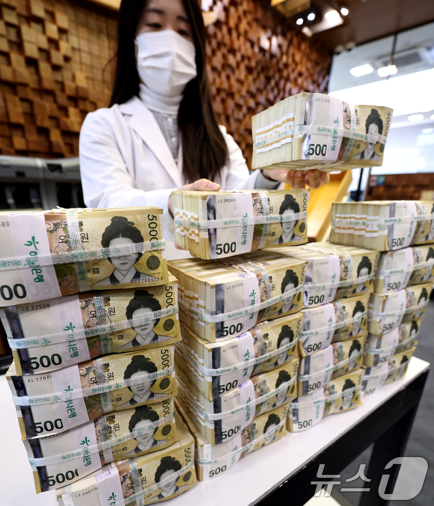 (서울=뉴스1) 구윤성 기자 = 지난달 원화의 실질 가치가 7개월 만에 반등한 것으로 나타난 가운데 24일 오전 서울 중구 하나은행 위변조대응센터에서 관계자가 원화 5만원권 지폐를 …